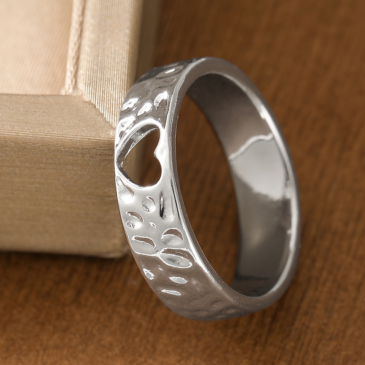 Men's Stylish Heart-Shaped Hollow-Out Hammered Ring